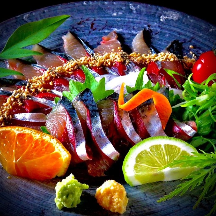 We have a luxurious course including a small sukiyaki hotpot and marinated bluefin tuna topped with sea urchin.