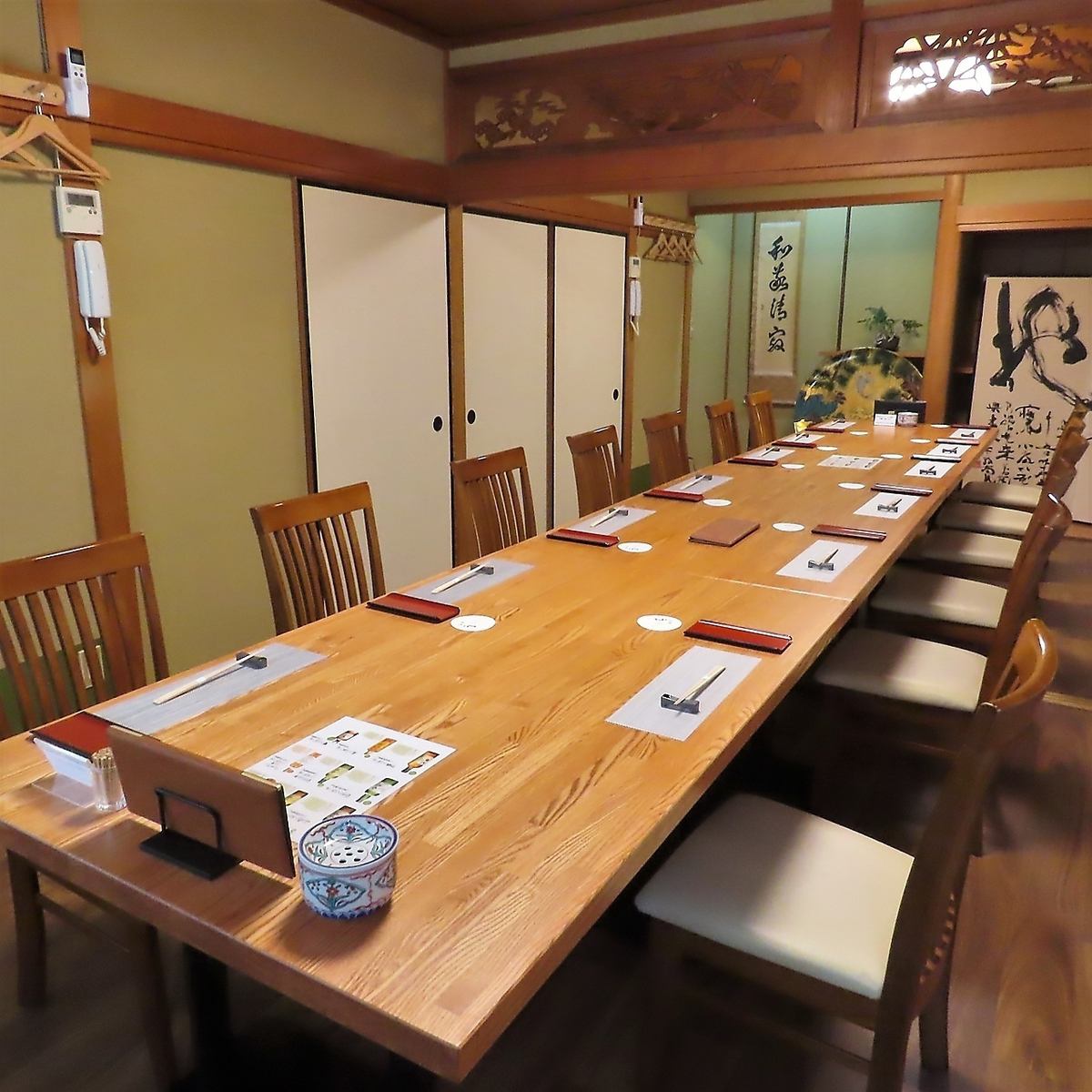 [2nd floor reserved exclusively] We have a completely private room perfect for banquets.