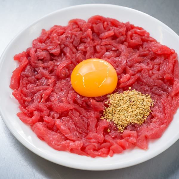 ソウルオルチャン人気ランキングNo.1の”牛ユッケ”♪鮮度抜群のお肉に濃厚卵黄を絡めて召し上がれ♪