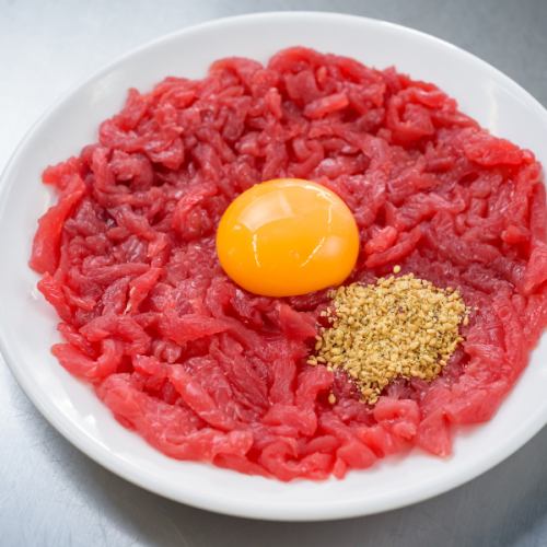 ソウルオルチャン人気ランキングNo.1の”牛ユッケ”♪鮮度抜群のお肉に濃厚卵黄を絡めて召し上がれ♪