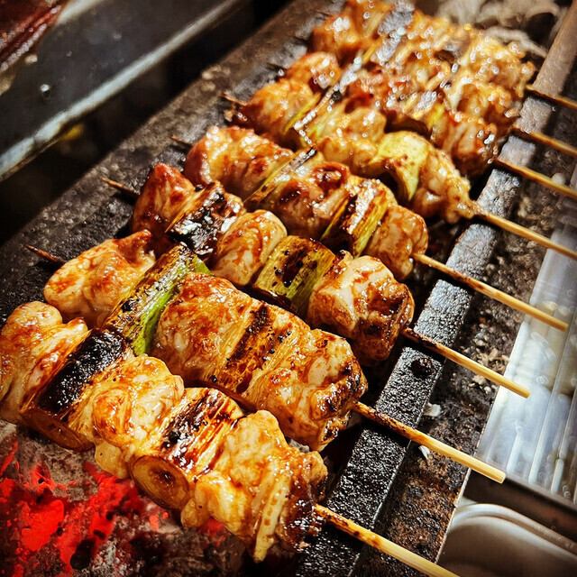 炭火で焼き上げた香ばしいやきとりなどの串や本場韓国の屋台の味を再現した料理を提供