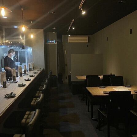 カウンター席や小規模のテーブル席は、二人や少人数での利用にぴったりです◎店内は落ち着いた照明と木目調のインテリアでまとめられ、まるで自宅にいるかのような快適さを感じられます♪会話しながら目の前で串が焼かれる様子を眺める楽しさも魅力の一つです☆