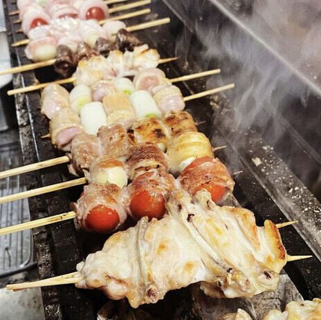 【焼き鳥】炭火で香ばしく焼き上げた串を、彩り豊かな料理と共に味わえます。