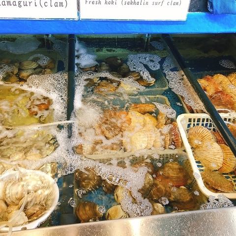 [榮/海鮮居酒屋]店裡的新鮮沙丁魚是用貝類，竹莢魚，鯛魚等新鮮原料製成的，在現場燒烤沙丁魚中的貝類，然後在海灘上燒烤！
