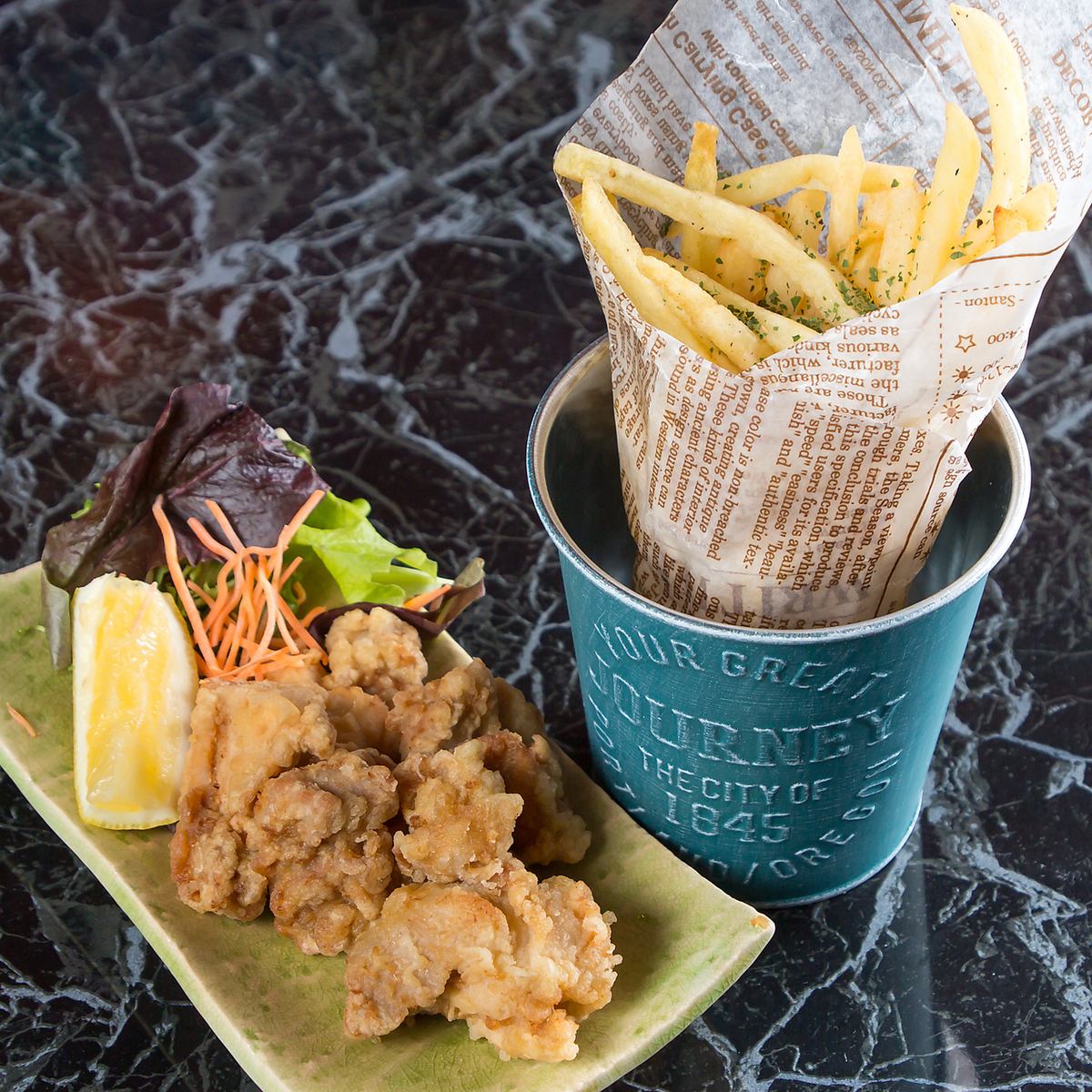 落ち着いた雰囲気の店内でゆったりおくつろぎください。