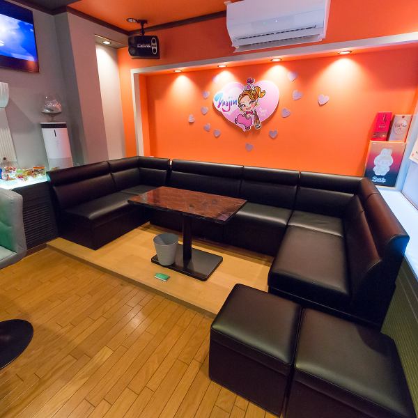 ゆったりと座れるボックス席は、最大10名様まで収容可能！広々としたスペースを確保しているので、女子会や地元の集まりでも窮屈さを感じることなく、リラックスして過ごせます。落ち着いた雰囲気の中で、みんなでカラオケを楽しんだり、美味しいお酒を囲んだり、特別な夜をさらに彩る最高の環境を整えています。