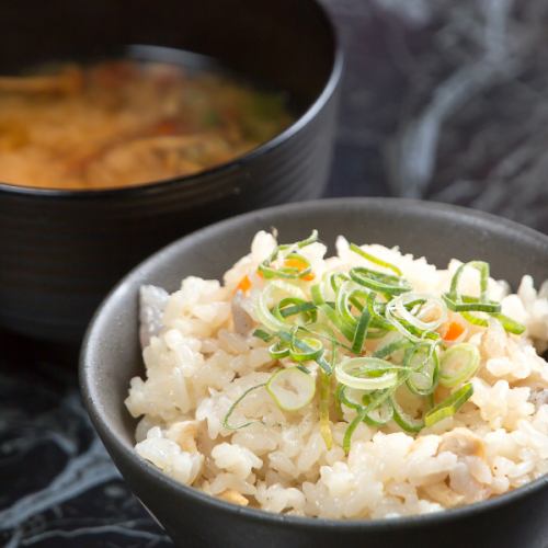 【日替わりの楽しみ】お酒が進む逸品から〆の炊き込みご飯まで！こだわりメニュー