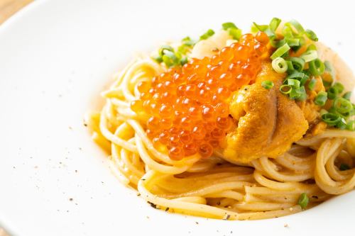 Cream pasta with sea urchin scallops and salmon roe