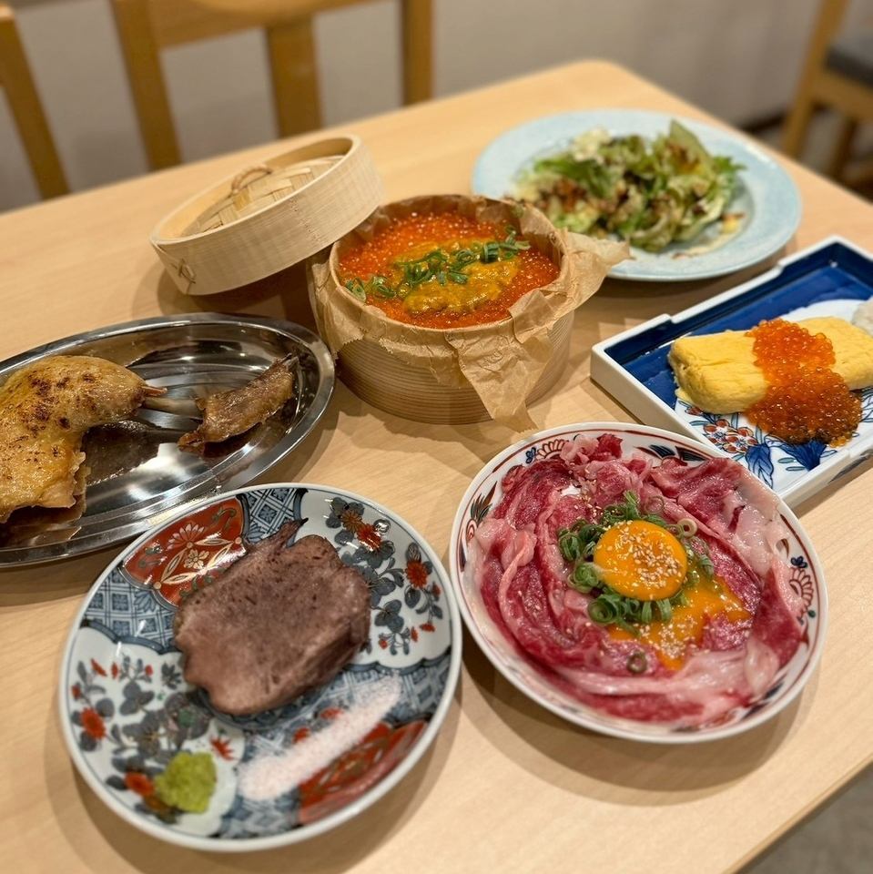 牛タンにユッケにだし巻き卵、雲丹といくらのせいろご飯まで1品1品こりに凝った料理！