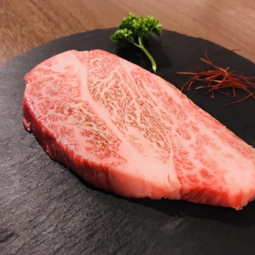 Specially selected Japanese black beef A4-A5 steaks at a reasonable price ♪