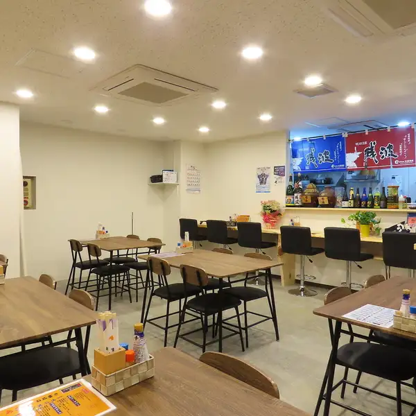 【少人数での飲み会に】店内にはゆったりくつろげるテーブル席をご用意しております。テーブルを繋げてのレイアウト変更も可能なので、ご友人との飲み会や女子会、会社帰りのちょっとした宴会など、様々なシーンに柔軟に対応いたします。アットホームな空間でリラックスしたひとときをお過ごしください。