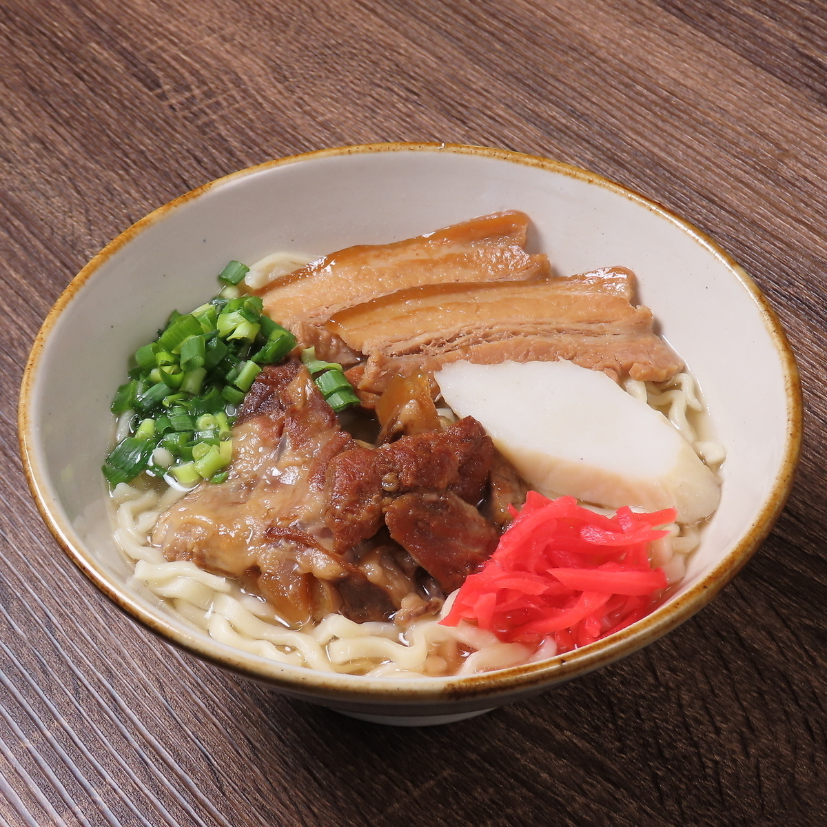 沖縄直送の麺を使った沖縄そばをご堪能あれ◎