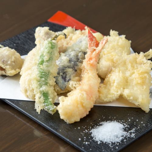 ≪旬の食材を活かす至高の逸品♪≫軽い食感で四季折々の味覚を愉しむ。海老蔵名物”天ぷら” 132円(税込)~