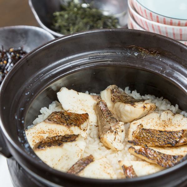 ≪素材の旨味を活かした究極の〆の一品≫海老蔵の〆といえばの名物料理”旬の土鍋ごはん” 1078円(税込)