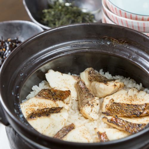 ≪素材の旨味を活かした究極の〆の一品≫海老蔵の〆といえばの名物料理”旬の土鍋ごはん” 1078円(税込)