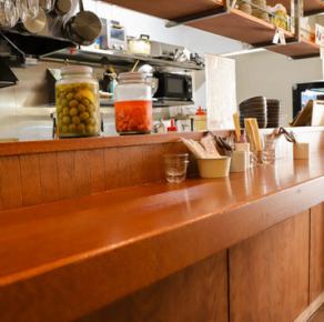 1階は開放感あふれるスタンディングカウンターをご用意。お仕事帰りにふらっと立ち寄って、ワイン一杯やデザートだけを楽しむ贅沢な使い方も大歓迎です。ご予約を承っていないため、自由なスペースとなっております◎