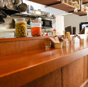 1階は開放感あふれるスタンディングカウンターをご用意。お仕事帰りにふらっと立ち寄って、ワイン一杯やデザートだけを楽しむ贅沢な使い方も大歓迎です。ご予約を承っていないため、自由なスペースとなっております◎