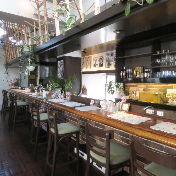 カウンター席を8席完備。調理の香りが漂うライブ感のあるお席は、お一人様でのサク飲みや、肩を並べて語り合いたいデート利用に最適です◎全てタイから仕入れた現地のアルコールを片手に、本場の家庭料理をつまめば、まるでタイの屋台にいるような気分に♪仕事帰りなどにふらりと立ち寄りたくなる、居心地の良い空間です。