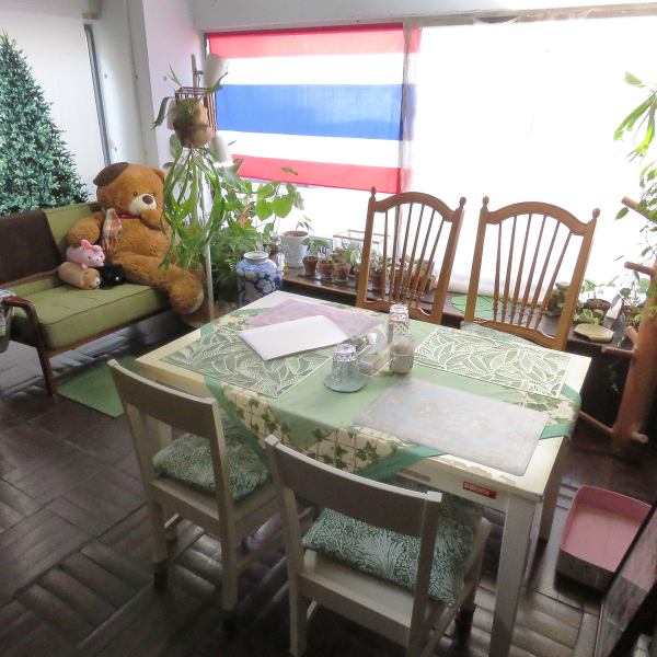 ゆったりとくつろげる4名様掛けのテーブル席は、女子会や記念日、ご家族連れでのお食事にぴったりです◎人気の「トムヤムクンコース」は2名様から受付可能なので、本場の味をシェアするのもおすすめです。ハーブの香り高い料理とタイのお酒を囲みながら、大切な方と会話の弾む楽しいひとときをお過ごしください。