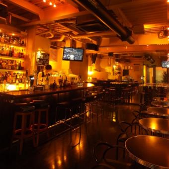 店内流れる本格サウンドが心地よく、しっとりとした大人のムード。高級感を感じさせるラグジュアリーな店内はまさに大人の隠れ家