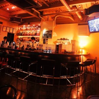 洗練された雰囲気の中、美酒に酔いしれる夢のような時間。デートにもってこいのお店