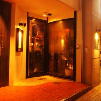 ２０～３０名様の少人数の貸切におすすめ！重厚な鉄と間接照明の温もり。落ち着いた空間で美味しい料理と洗練されたBARドリンクをお楽しみ下さい。