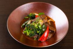 Domestic beef stir-fried with spicy honey sauce