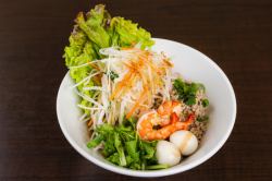 Soupless mixed pho with plenty of shrimp, minced meat and vegetables