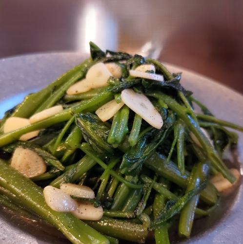 シャキシャキ空芯菜のニンニク炒め