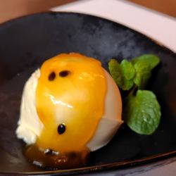 香草冰淇淋佐百香果醬