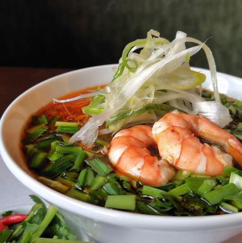 圧倒的人気!ピリ辛エビのフォー