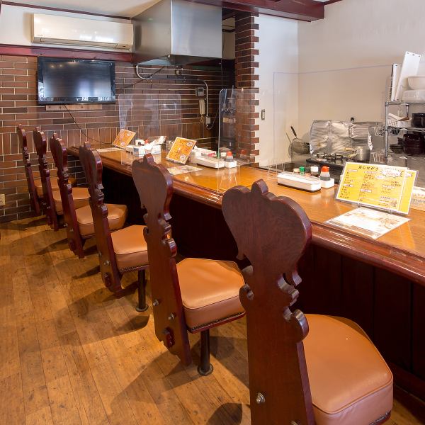 Counter seating for up to six people.Of course, solo diners are also welcome! It's nice to just pop in when you're hungry! The owner, who used to work at a yakitori restaurant, will show off his skills!