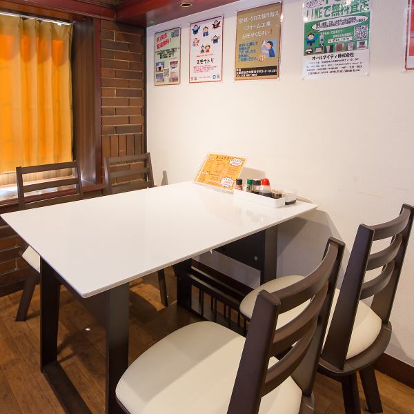 This is a table that seats four.Together with the adjacent table, it can seat up to eight people.Enjoy a relaxing meal in a clean and calm restaurant. It's easy to get to, just a one-minute walk from Miyanosaka Station, and with a wide variety of menu items, you'll never get bored no matter how many times you visit.