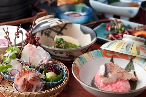 品嚐奢華的特色美食！【河之登懷石套餐】7,700日元，含2.5小時高級無限暢飲
