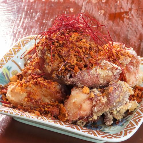 ピリ辛でニンニクが利いたふりかけを掛ける【毛沢東唐揚】は、柔らかい食感とカリカリのふりかけが相性◎