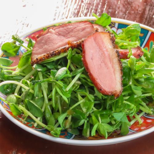 豆苗と燻製鴨肉を使った【豆苗サラダ】は、自家製玉ねぎドレッシングとの相性が◎