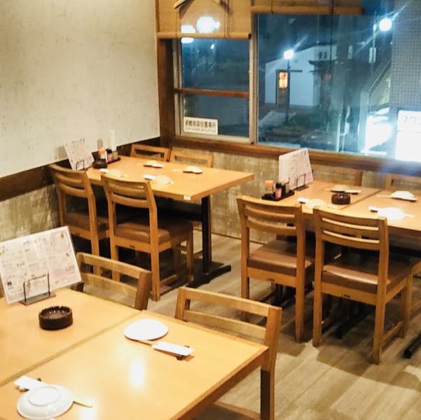 There are three tables for four people and one table for two people.The use of group is OK by use of the whole table.Private charter for more than 15 people is welcome ♪ We also accept various banquets, so please contact us.