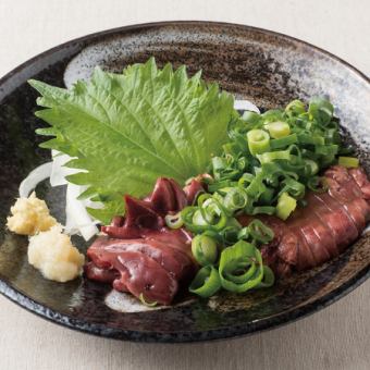 Roasted liver covered with green onions