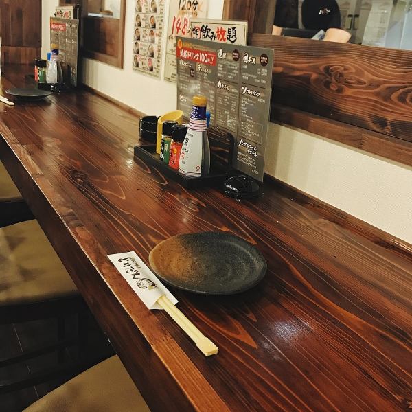 Full of counter seats that can also drink sake ◎ How about a cup of authentic charcoal grilled chicken and delicious sake?