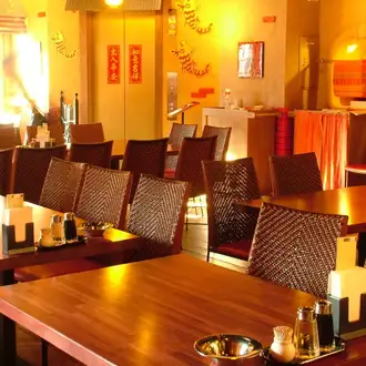 ゆったりと配置されたテーブル席は広くご利用いただけます。落ち着いた雰囲気の店内でゆったりとお食事いただけます。