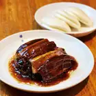 梅干菜入り豚角煮 蒸しパン添え