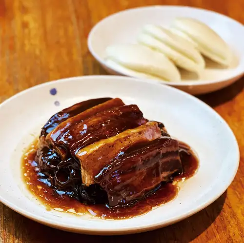 梅干菜入り豚角煮 蒸しパン添え