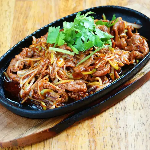 【モンゴル】羊肉の鉄板炒め