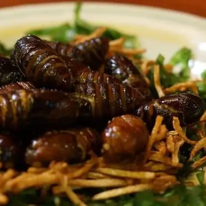 蚕のさなぎの揚げ物