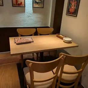 【テーブル席4名×11席】4名様でお使いいただけるお席です。広々なお席は人気◎お席の数に限りが御座いますのでお早めのご予約を！誕生日・記念日のお祝い、女子会、宴会にもぴったりです。　