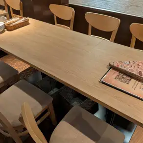 【テーブル6名×3席】広々とした中団体さまにぴったりのお席です。仲間内の集まり、飲み会に◎