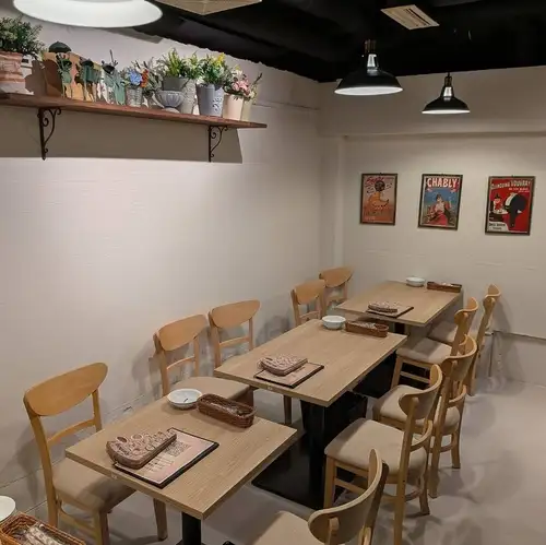 【テーブル12名様前後】中団体のお客様に最適◎わいわい、同じチーム内での飲み会、会社帰りにお立ち寄りください！