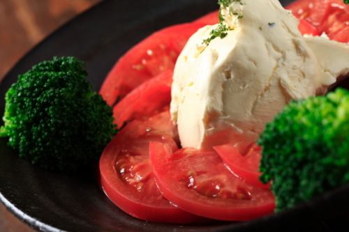 Tomato cheese salad / Mizuna and radish firm salad