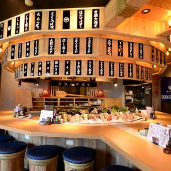 【五感を刺激するカウンター席】店内中央に並ぶカウンター席では焼き上がる瞬間を間近で楽しめ、立ち上がる香りと炎の動きに包まれながら待つ時間さえ高揚する体験に♪目の前から差し出される料理は温度も香りもそのまま、明るく開放的でだるまが並ぶ和の空間が心を和ませます特別な時間を演出します。