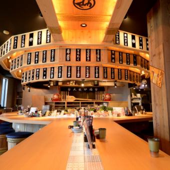 【友人ともカップルでも楽しめる臨場感カウンター席】ライブ感あるカウンター席は調理の進行を眺めながら期待が高まり、会話も自然に弾む距離感で、開放的な和空間が初来店でも安心できデートや友人利用に万能ですとして気軽に立ち寄れて食事時間が特別な思い出になる魅力あふれる席体験が楽しめます。